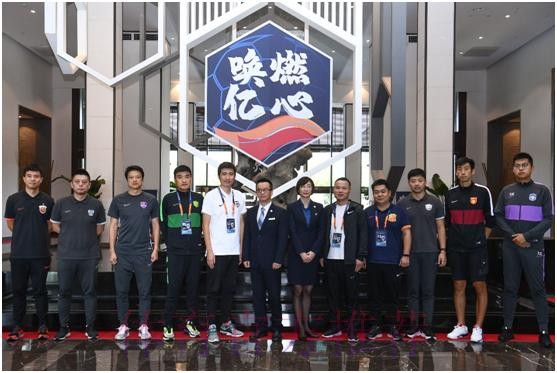 中超联赛苏州赛区举行球衣赠送活动向蓝区酒店致谢